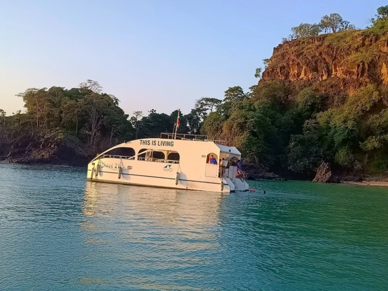 Catamarã Sancho em Fernando de Noronha