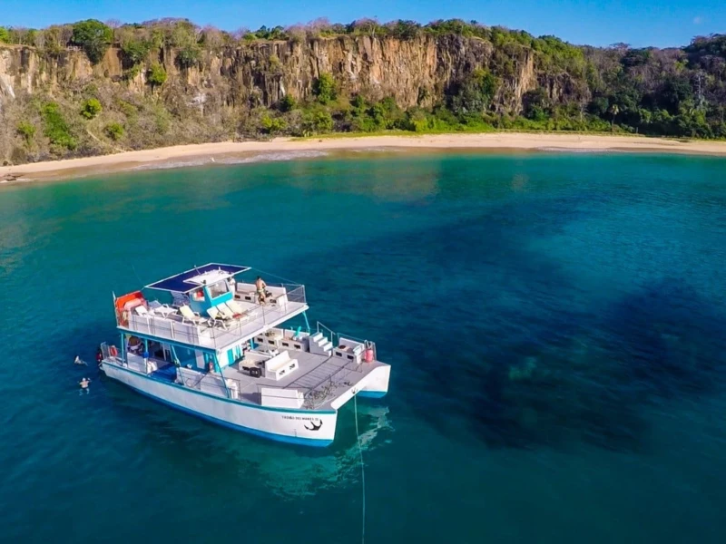Catamarã Trovão dos Mares em Fernando de Noronha
