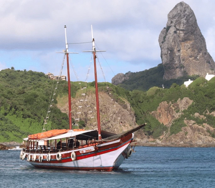 Escuna no Sancho em Fernando de Noronha