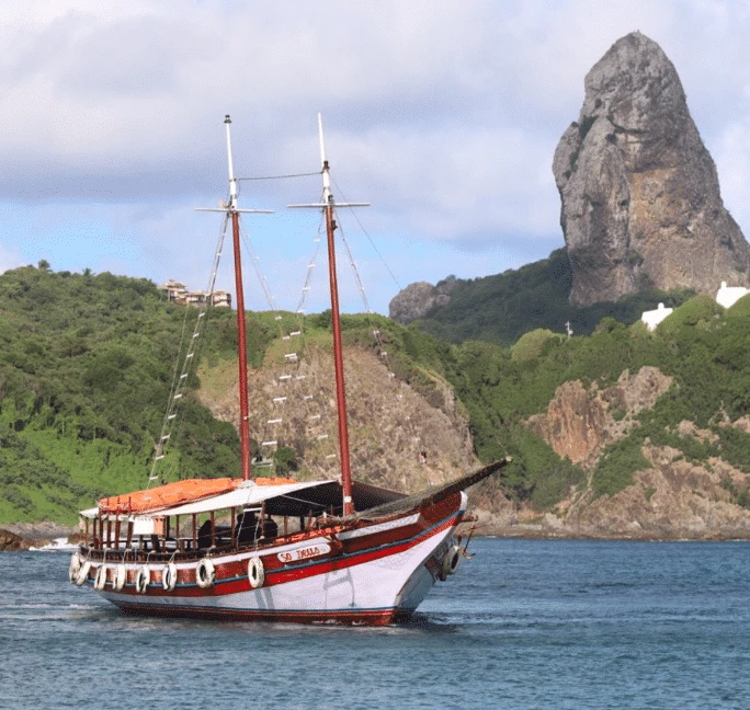 Escuna no Sancho em Fernando de Noronha