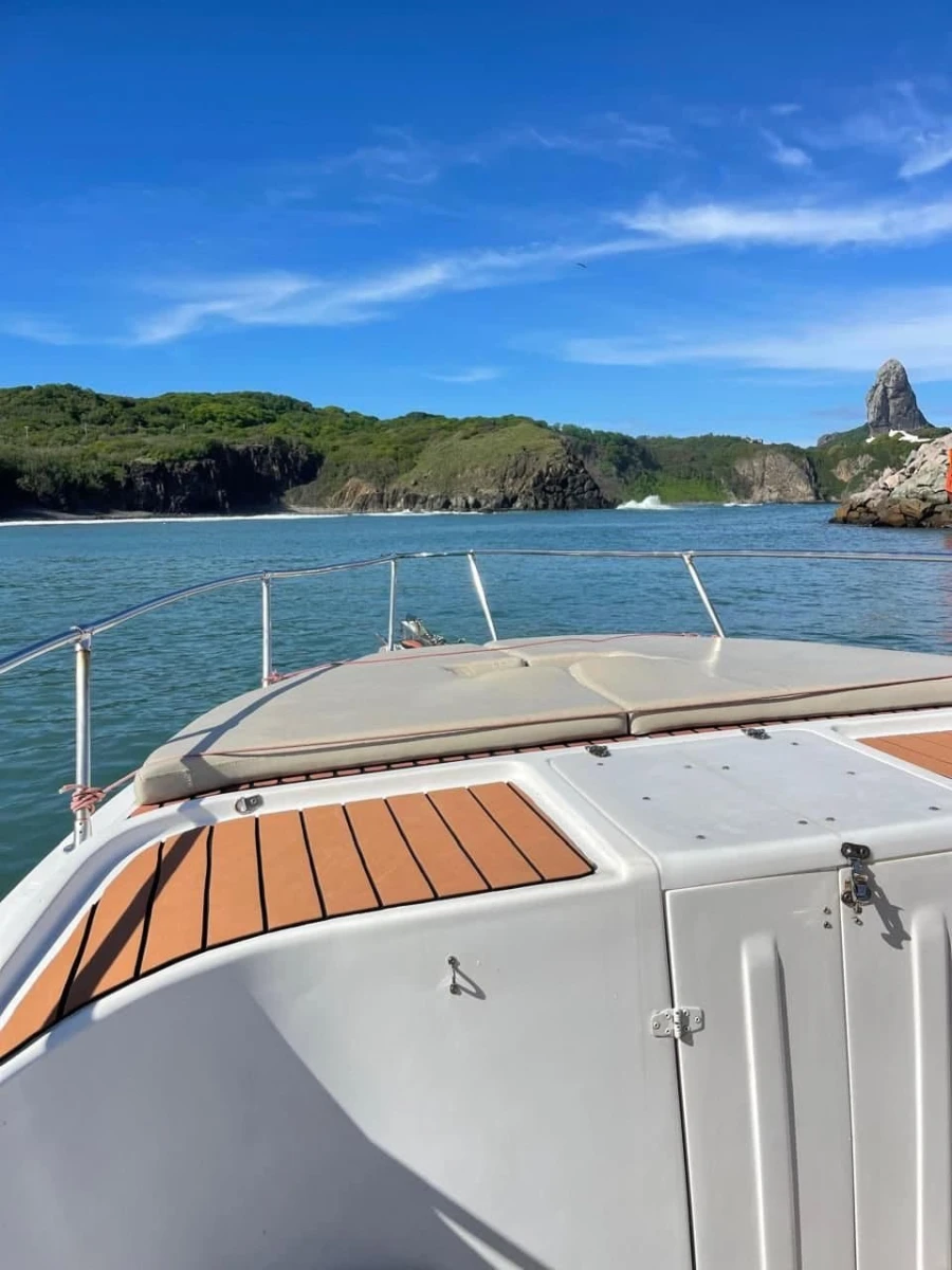 Lancha Zoe em Fernando de Noronha – foto 1