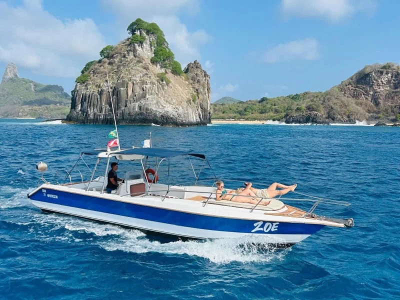 Lancha Zoe em Fernando de Noronha